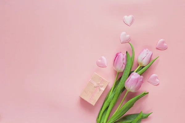 Fundo romântico com tulipas e caixa de presente em rosa. Espaço para — Fotografia de Stock