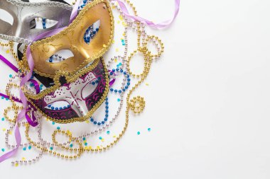 Mardi Gras arka plan maskeleri, boncuk ve kopya alanı ile.