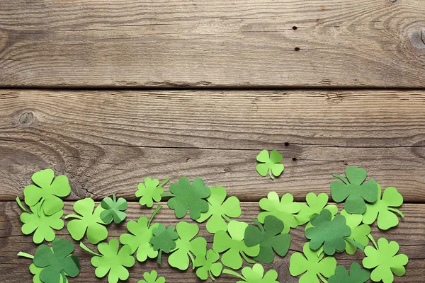 Papier klaver laat op de oude houten achtergrond. Gelukkige shamrock — Stockfoto