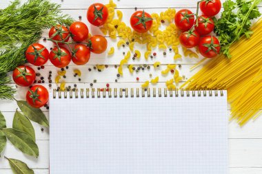 Boş defter spagetti, domates, maydanoz, dereotu ve baharat ile