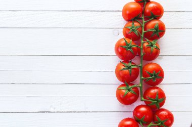 Taze domates üzerinde beyaz kiraz ahşap arka plan boyalı. Hedef