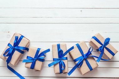 Hediye kutuları beyaz boyalı ahşap zemin üzerinde mavi şeritler 