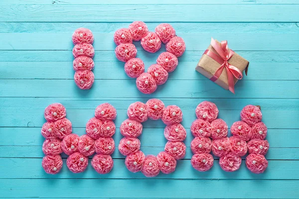 Wiadomość dzień matki kwiaty różowy papier niebieski płyty drewniane — Zdjęcie stockowe