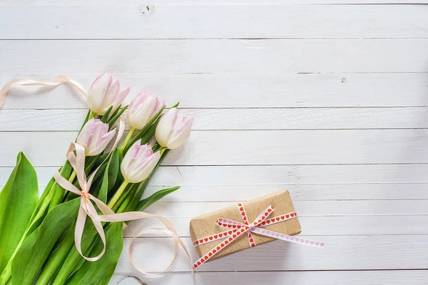 Tulipani rosa con nastro rosato e scatole regalo su un bianco dipinto w — Foto Stock