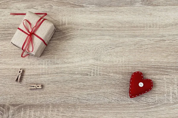 Confezione regalo, due mollette, cuore rosso con spazio vuoto per il testo — Foto Stock