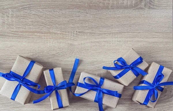 Cajas de regalo con cintas azules sobre un fondo de madera y sp vacío — Foto de Stock