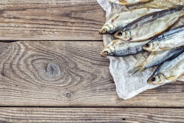 Kağıt grunge ahşap kurullarında çiğ balık ile arka plan. Pl