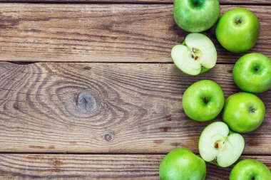 Olgun yeşil elma ve elma dilim eski ahşap zemin üzerinde. PLA