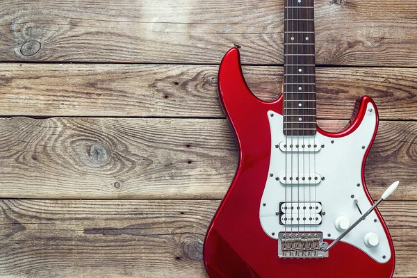 Grunge ahşap plakalar arka plan üzerinde kırmızı elektro gitar. Yer fo
