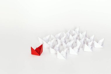 Kırmızı kağıt gemi önde gelen beyaz tekne. Liderlik kavramı.
