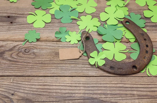 Fond avec des feuilles rouillées de fer à cheval et de trèfle de papier sur le o — Photo