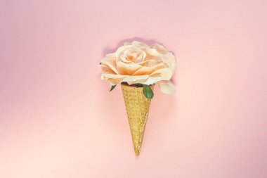 Gül desenli pembe bir arka plan üzerinde gözleme koni. 