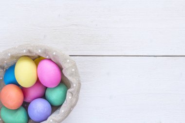 Beyaz arka plan ve kopya alanı Paskalya yumurtaları sepetle. Sayfanın Üstü 