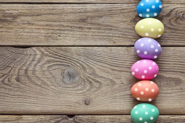 Paskalya yumurtaları eski ahşap zemin üzerinde. Üstten Görünüm.