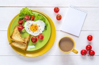 Kahvaltı ile kalp şeklinde kızarmış yumurta, tost, kiraz domates, izin