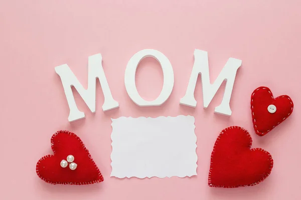 Mothers day message with blank paper card and hearts shapes. — Stock Photo, Image
