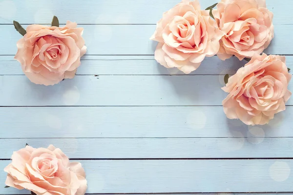 Fondo con rosas rosadas sobre tablones de madera azul . — Foto de Stock