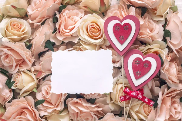 Cartão branco em branco com corações decorativos no fundo do pino — Fotografia de Stock