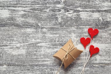 Hediye kutusu ve dekoratif kalpleri arka plan. Metin için yer.