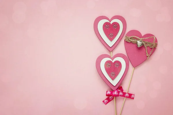 Fondo rosa con corazones decorativos . —  Fotos de Stock