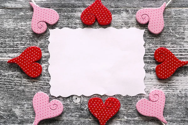 Fondo con tarjeta de papel en blanco y corazones decorativos. Lugar fo —  Fotos de Stock