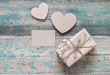 Rustik hediye kutusu çiçek ve eski grunge kalpler ile boyalı