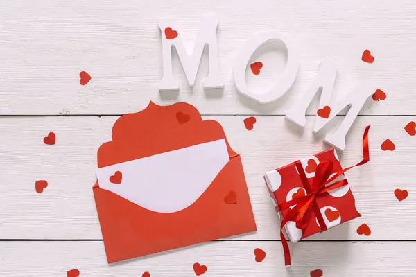 Mensaje del día de las madres con sobre rojo y caja de regalo en la parte posterior blanca — Foto de Stock