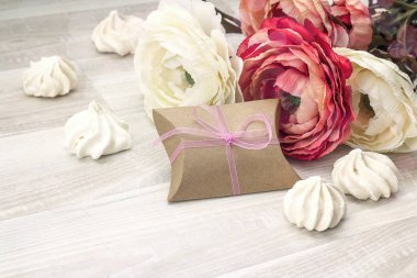 Arka plan peonies ile üzerinde ahşap hediye kutusu ve beze kurabiye