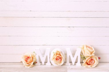 Beyaz Tahta adam gül çiçekleri ile anneler günü mesajı