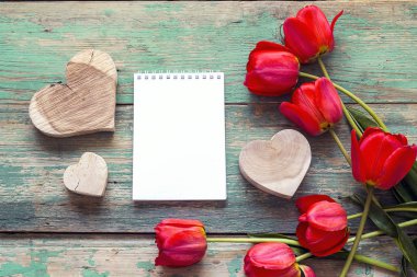 Açık boş defter ile kırmızı lale ve eski dekoratif Kalpler
