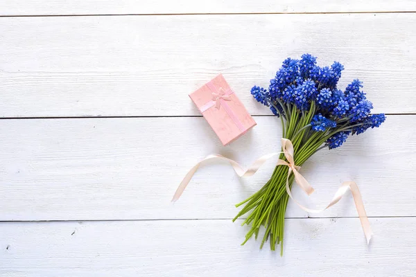 Ramo de flores de muscari azul con caja de regalo en ba de madera blanca —  Fotos de Stock