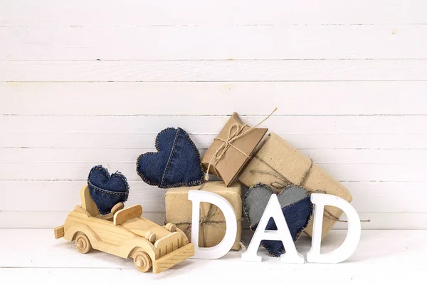 Fondo del día de los padres con coche de juguete de madera, cajas de regalo y lett — Foto de Stock