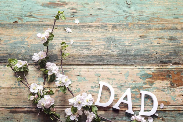 Mensaje del Día de los Padres con flores de manzana sobre fondo de madera viejo — Foto de Stock