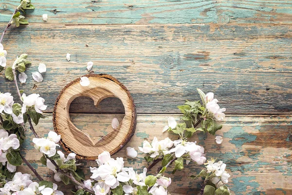 Дерев'яне серце з розквітлим яблуком на старому дерев'яному тлі. Копіювати s — стокове фото