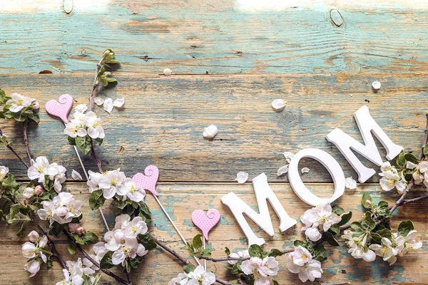 Mensaje del día de las madres con flor de manzana sobre fondo de madera viejo . — Foto de Stock