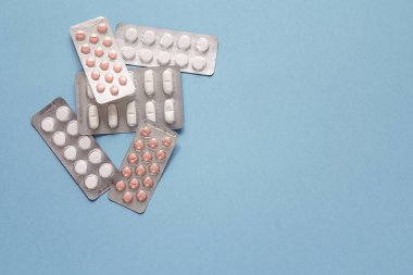 Vakumlu Ambalaj ile mavi bir arka plan üzerinde kopya alanı hap. 