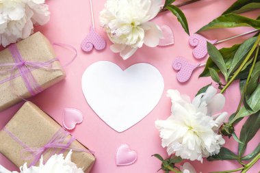 Boş kalp-beyaz peonies kartıyla, hediye kutuları ve dekoratif