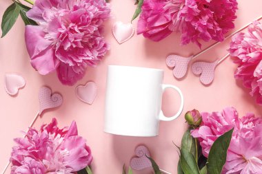 Beyaz kahve kupa peonies ve pembe kalpler ile.