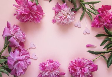 Çerçeve pions ve pembe bir arka plan üzerinde dekoratif kalpler. Yer