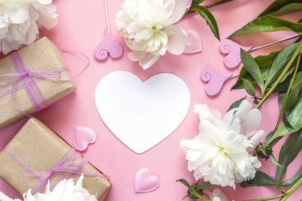 Biglietto cuore vuoto con peonie bianche, scatole regalo e decorativi — Foto Stock