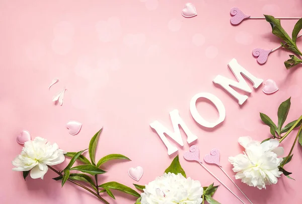 Mothers day background with white peonies and decorative hearts — Stock Photo, Image