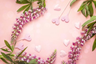 Acı bakla çiçek ve dekoratif kalpler ile romantik arka plan