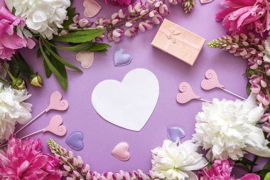 Boş kağıt kalp-kartı peonies, hediye kutusu ve dekoratif hea