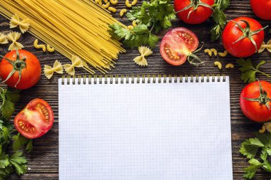 Boş boş defter ile makarna, domates ve maydanoz bir kara günü 