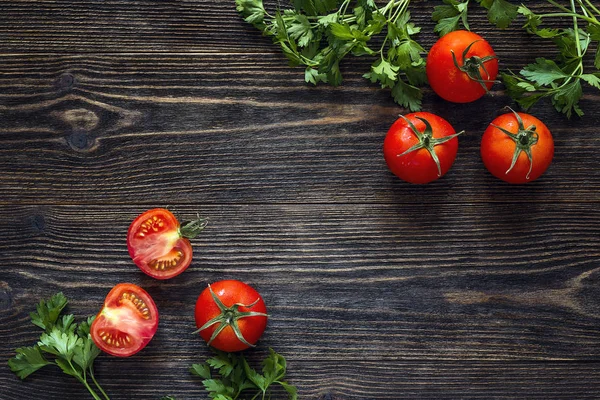 Taze domates ve maydanoz kopya spac bir koyu ahşap tablo