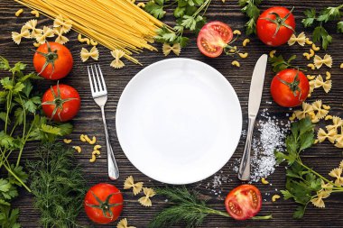 Tablo ayarı çatal bıçak takımı, makarna, domates ve bitki kara günü ile woo