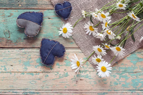 Букет ромашок з джинсовими серцями на старому дерев'яному тлі. П'ятирічний — стокове фото