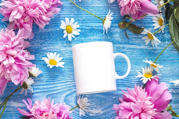 카모마일 꽃과 파란색에 분홍색 모란와 화이트 커피잔 — 스톡 사진