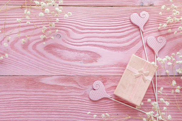 Fondo rosa con caja de regalo y delicadas flores blancas . — Foto de Stock