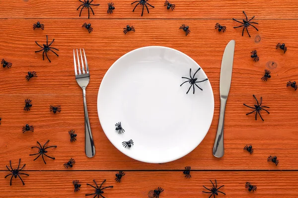 Halloween table setting with cutlery and decorative spiders on o — Stock Photo, Image